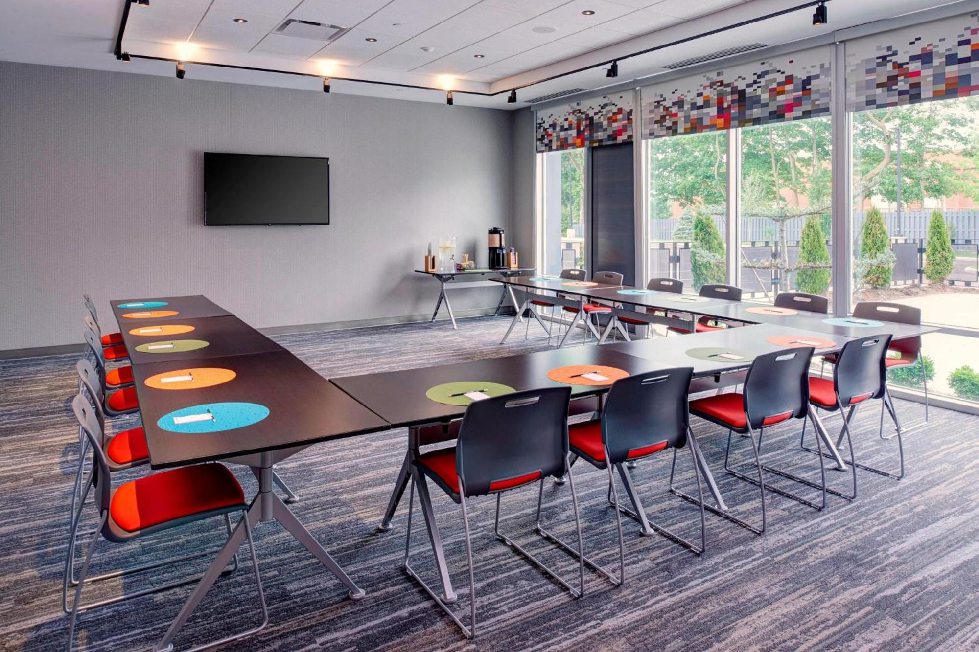 Aloft Columbus Hotel 3*
